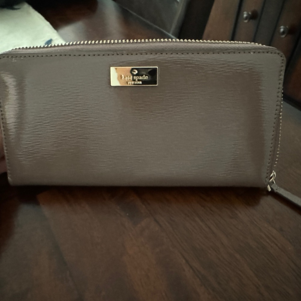 NWT- Kate Spade Neda taupe zip around accordion wallet. Beautiful neutral color